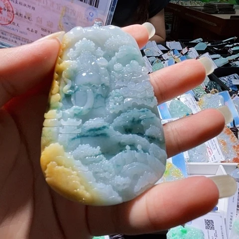 翡翠未镶嵌颈饰一个