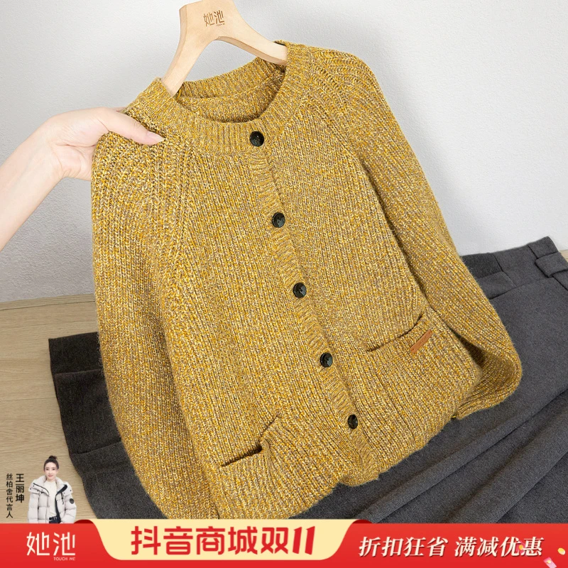 她池2025冬装新款女装单排扣长袖慵懒宽松款圆领针织衫T53H3161Z