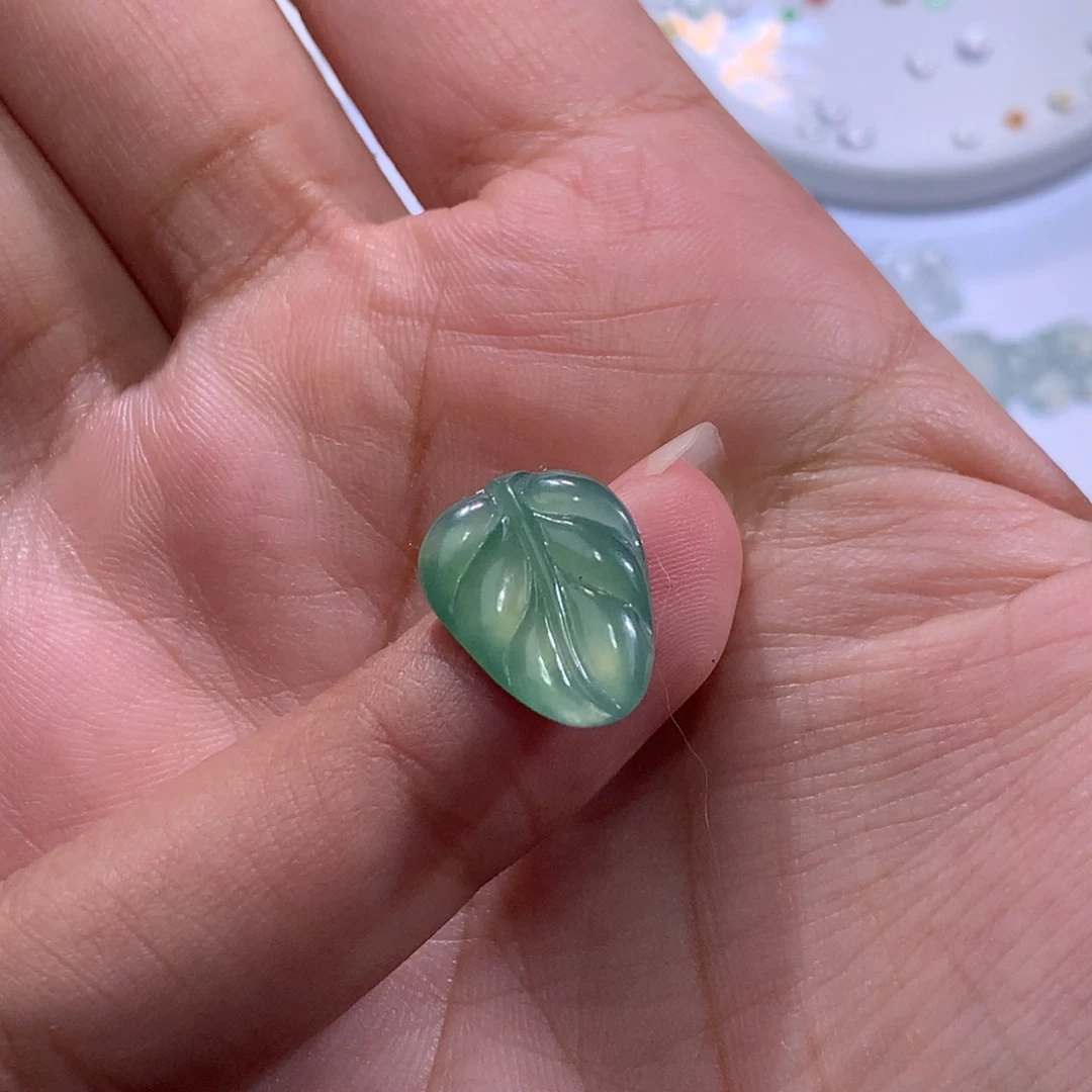 翡翠裸石未镶嵌冰绿叶子