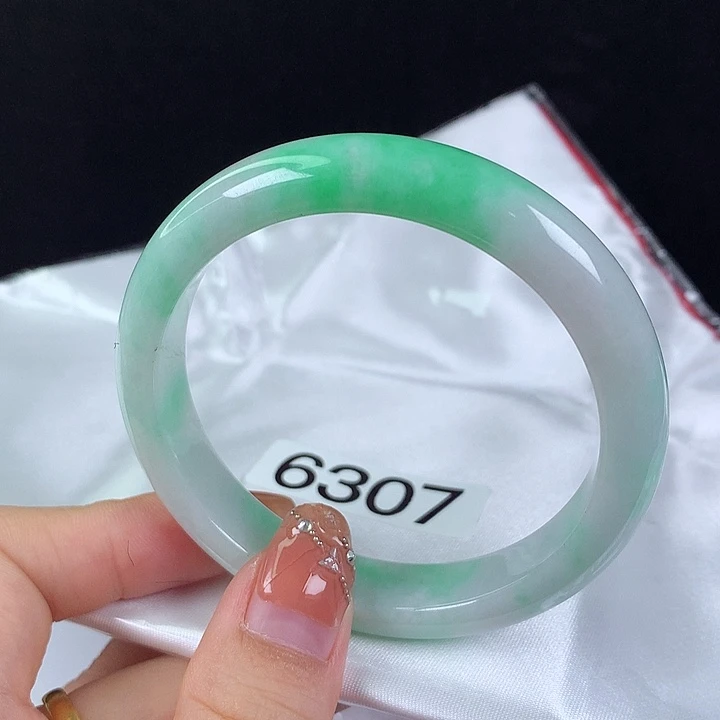 翡翠手镯未镶嵌55圈
