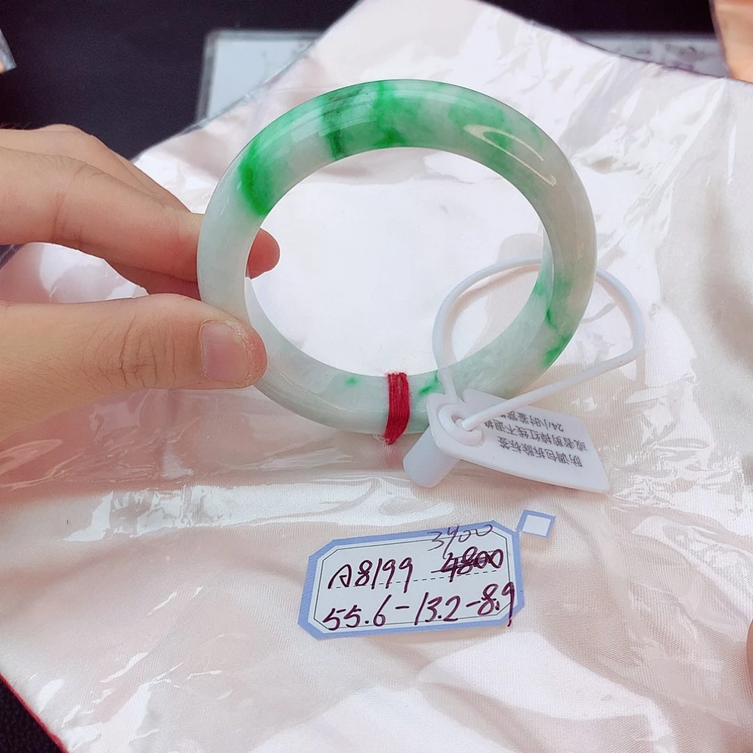 翡翠手镯未镶嵌翡翠