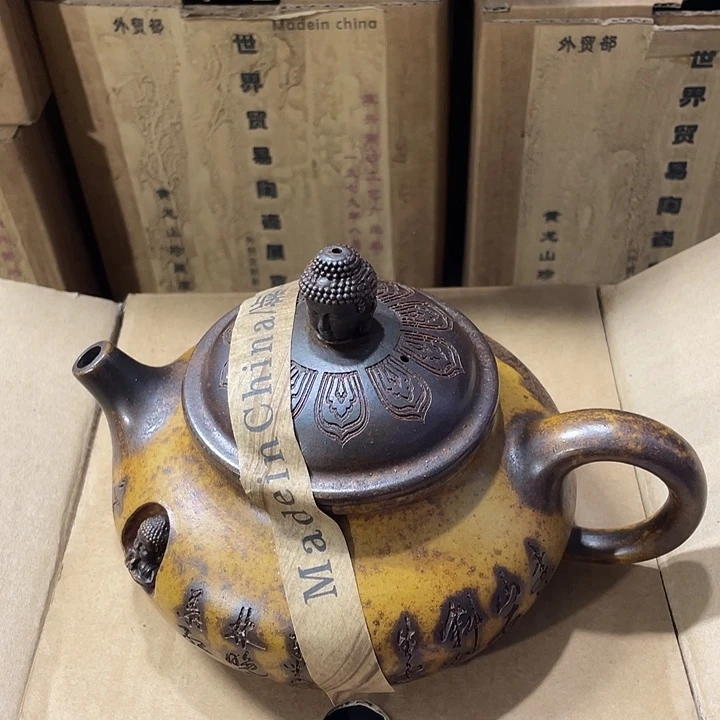 紫砂茶壶原矿泥料手工制作的一把紫砂壶。