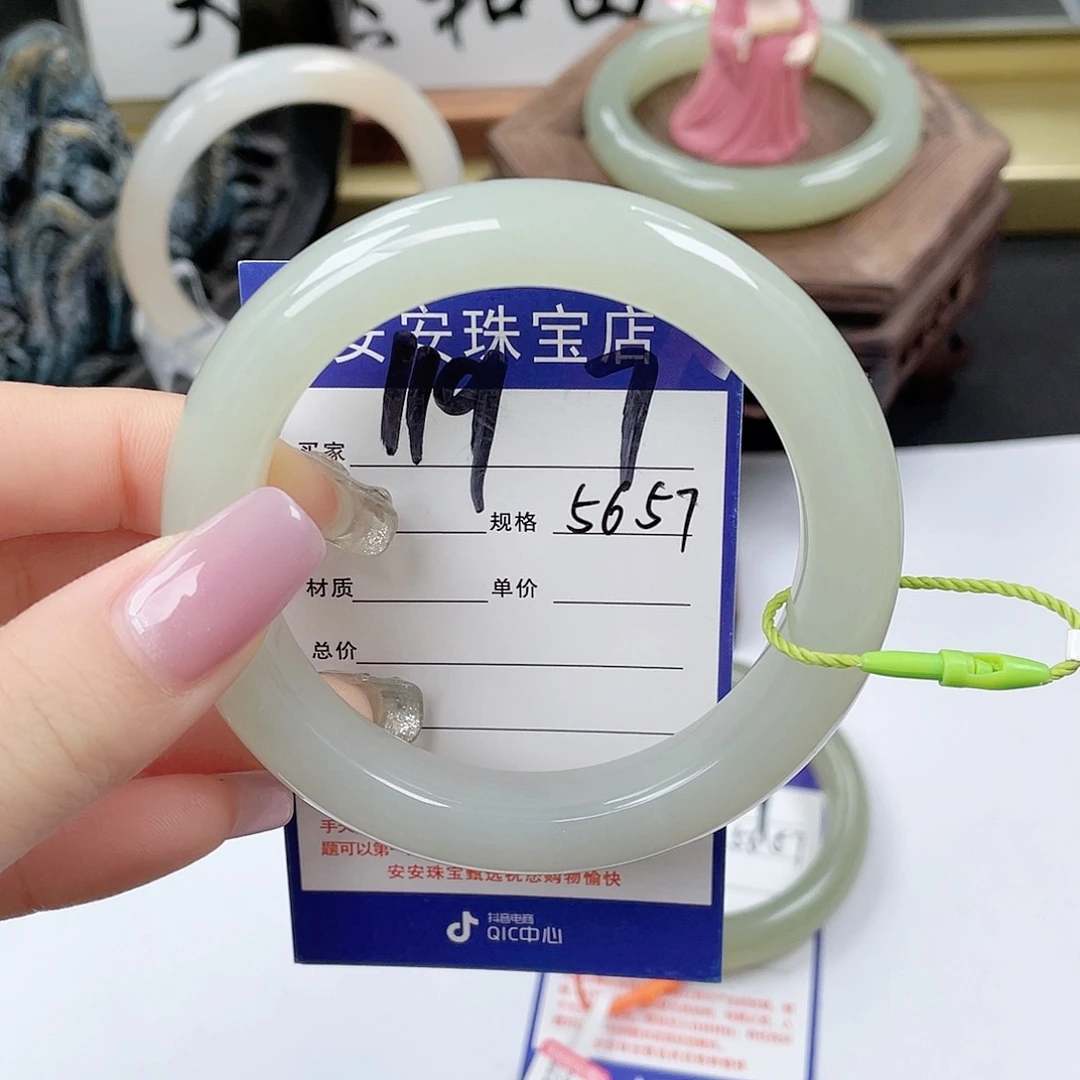 和田玉未镶嵌手镯