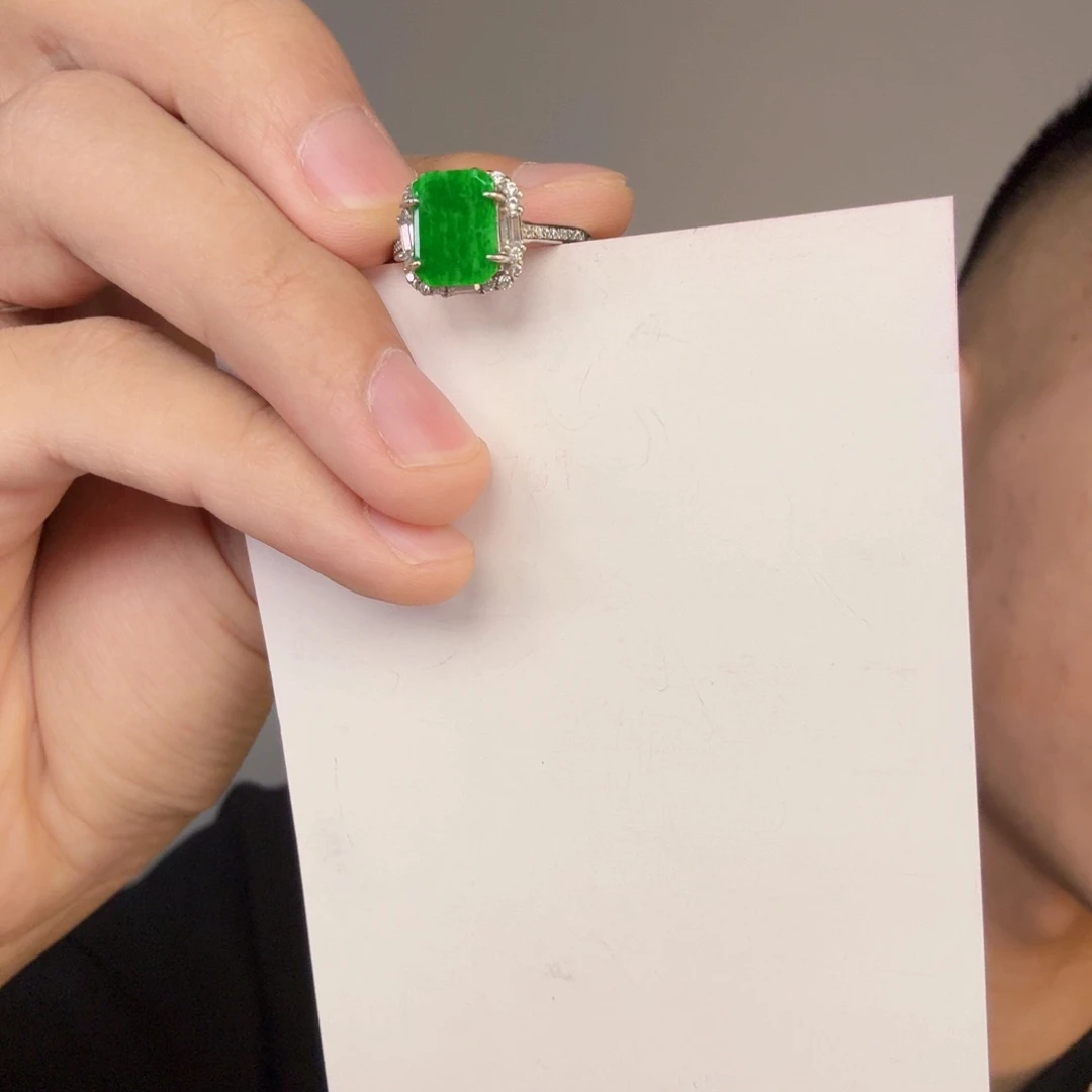 翡翠未镶嵌颈饰一件