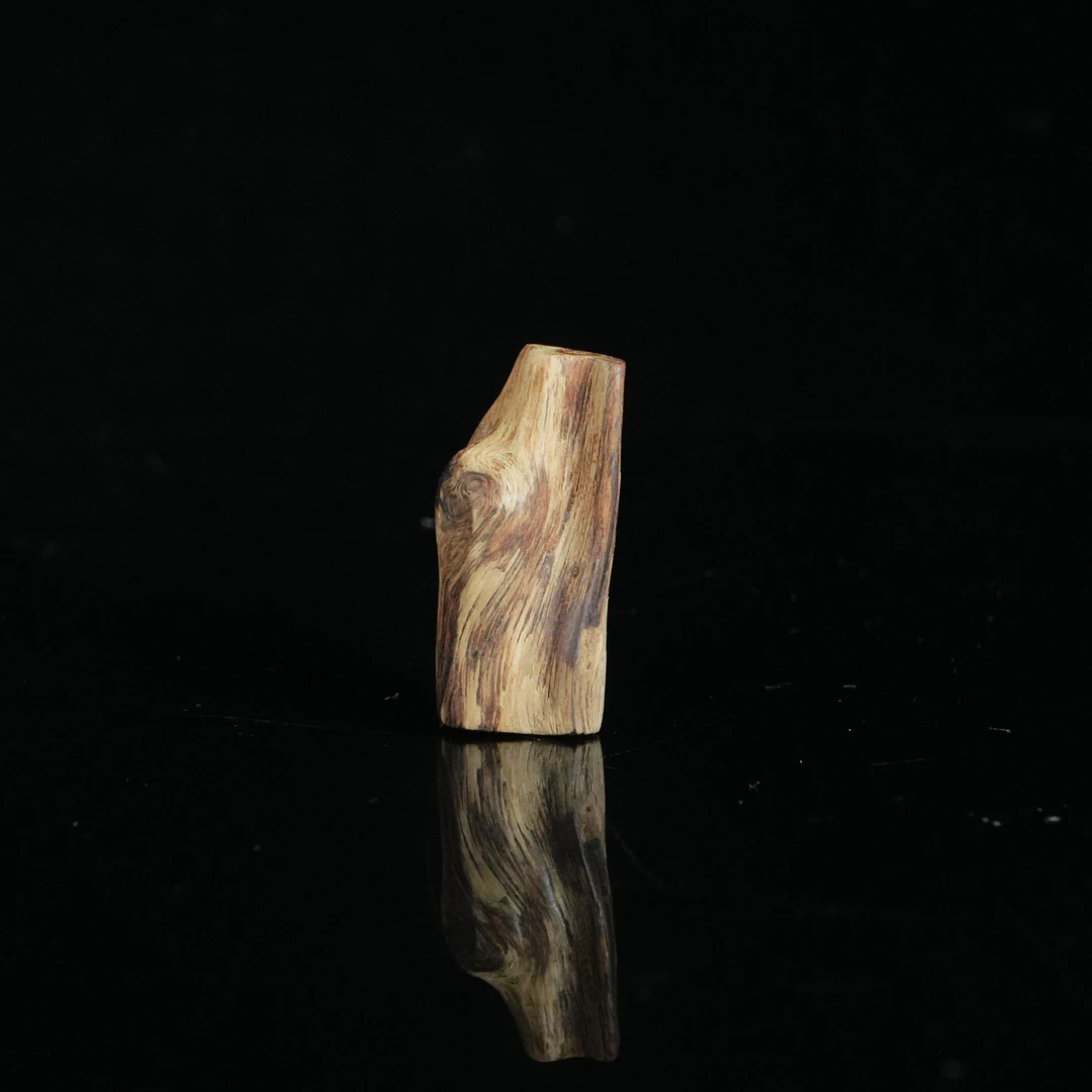 DY-B716 西马金丝软油瘤疤沉香素牌 2.04x1.47x3.47cm 3.6g