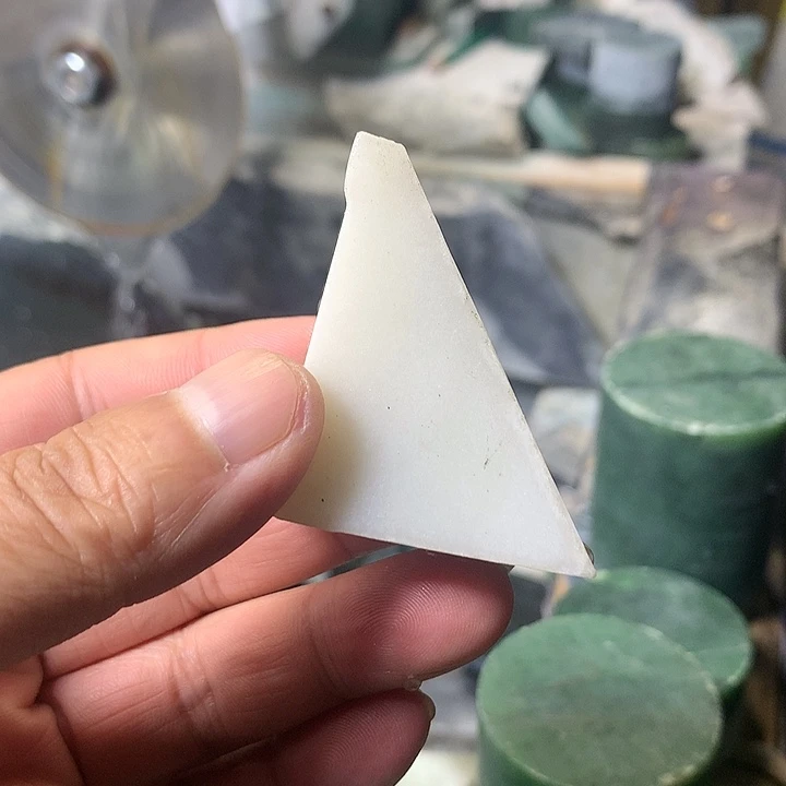 颈饰未镶嵌和田玉（糖玉）