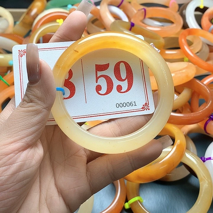 未镶嵌石英质玉（黄龙玉）手镯诚**意