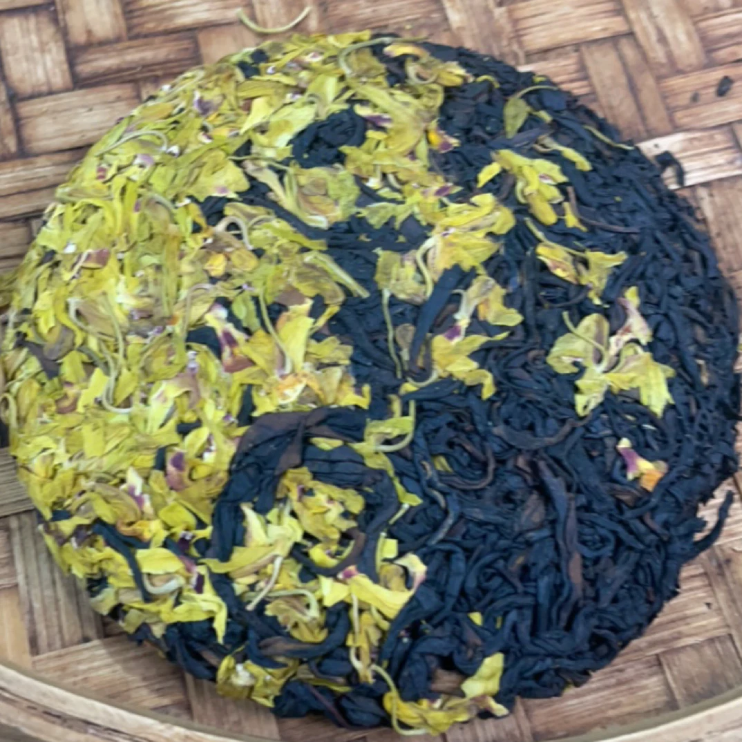 2025年云南松山野生红茶铁皮石斛花红茶饼