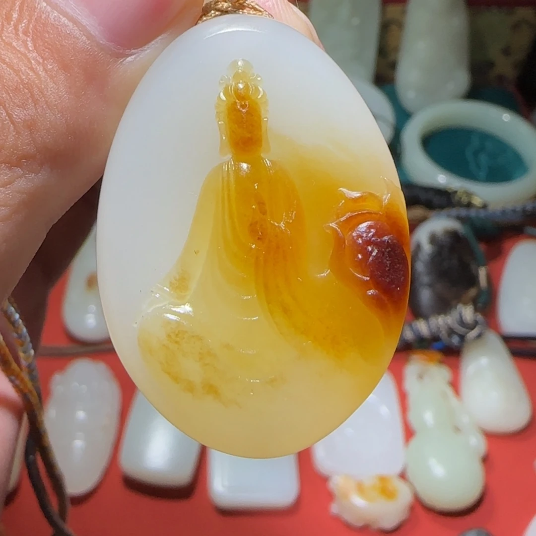 齐***飞颈饰18K金镶嵌和田玉
