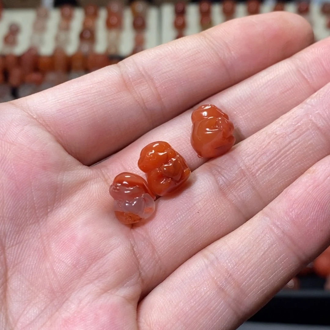 静***空南红玛瑙冰飘未镶嵌三个爱心兔