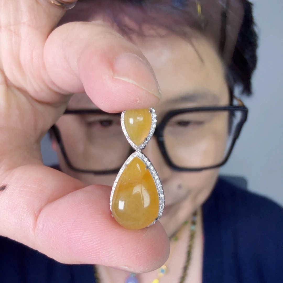 翡翠18K金镶嵌颈饰一件