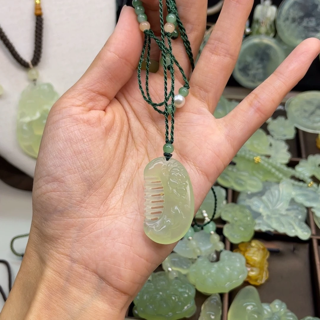 蛇纹石玉未镶嵌颈饰