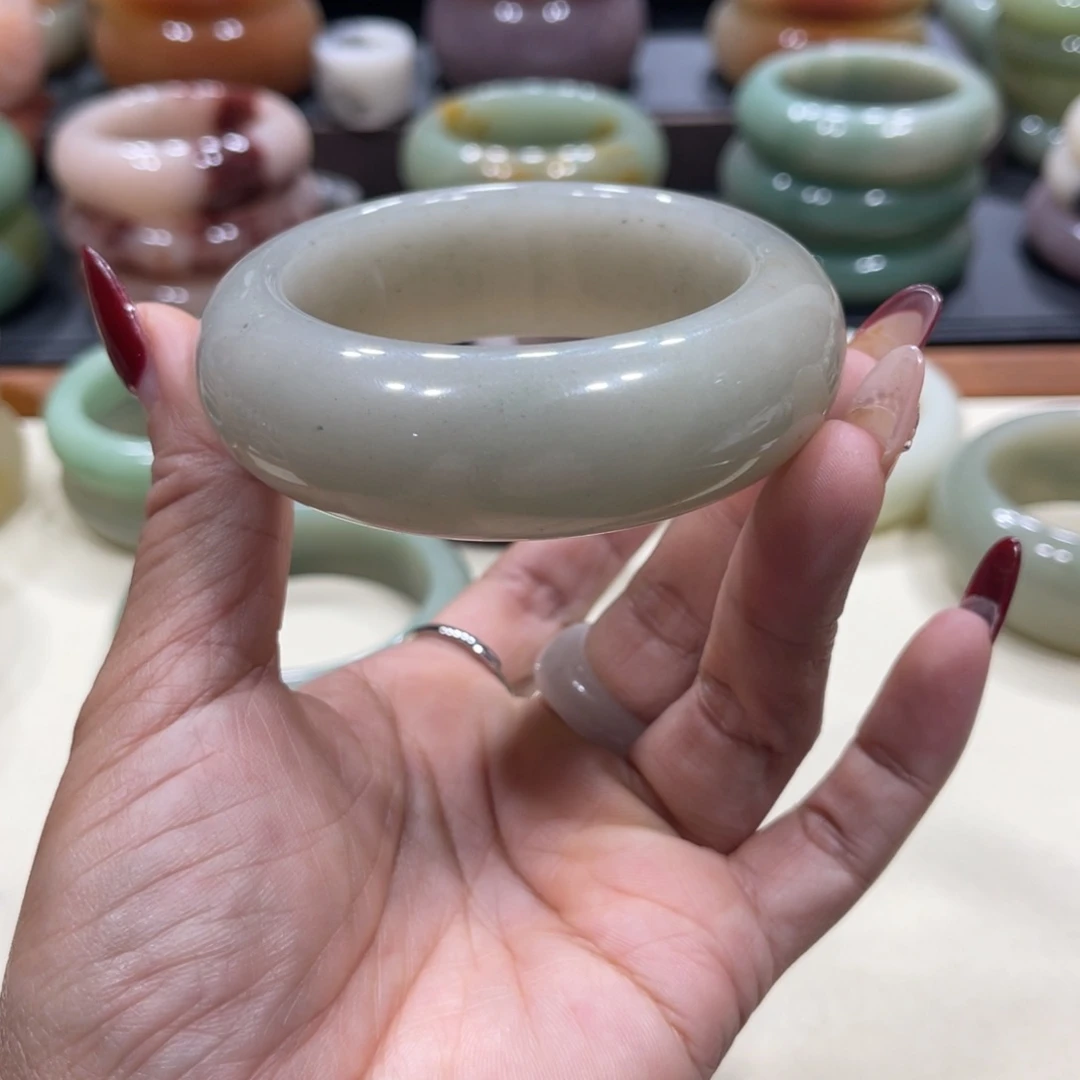 未镶嵌手镯石英岩玉