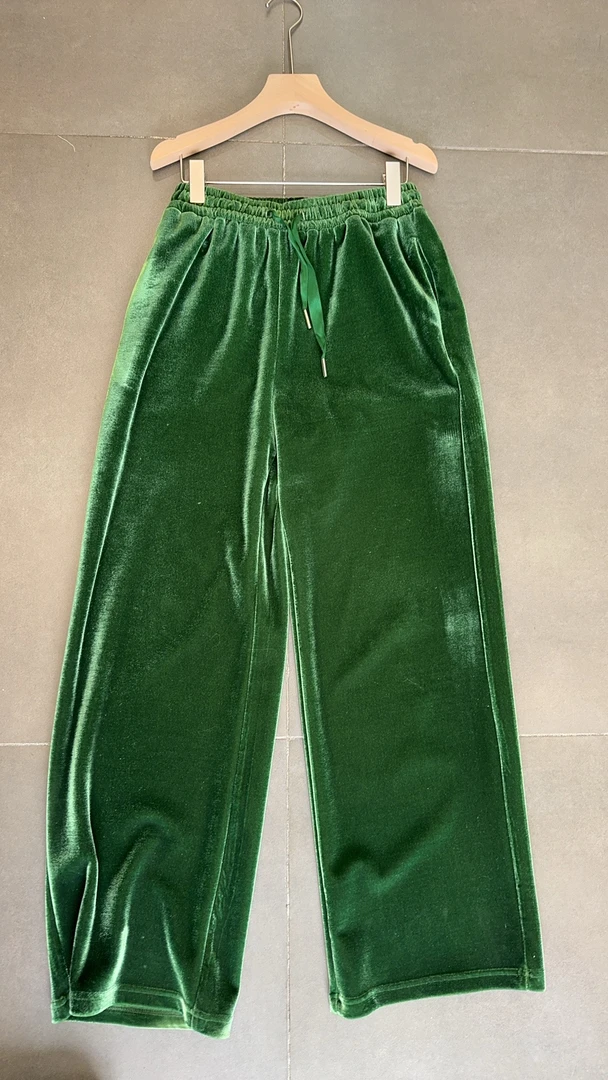 仅剩一件丝绒面料裤子No退No换