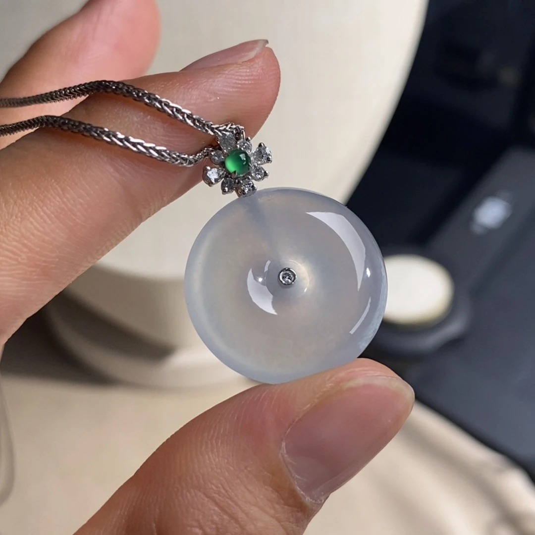 翡翠18K金镶嵌颈饰翡翠白净水润冰透起光形体厚庄平安扣