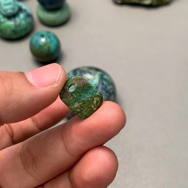 丹***龙绿松石未镶嵌颈饰