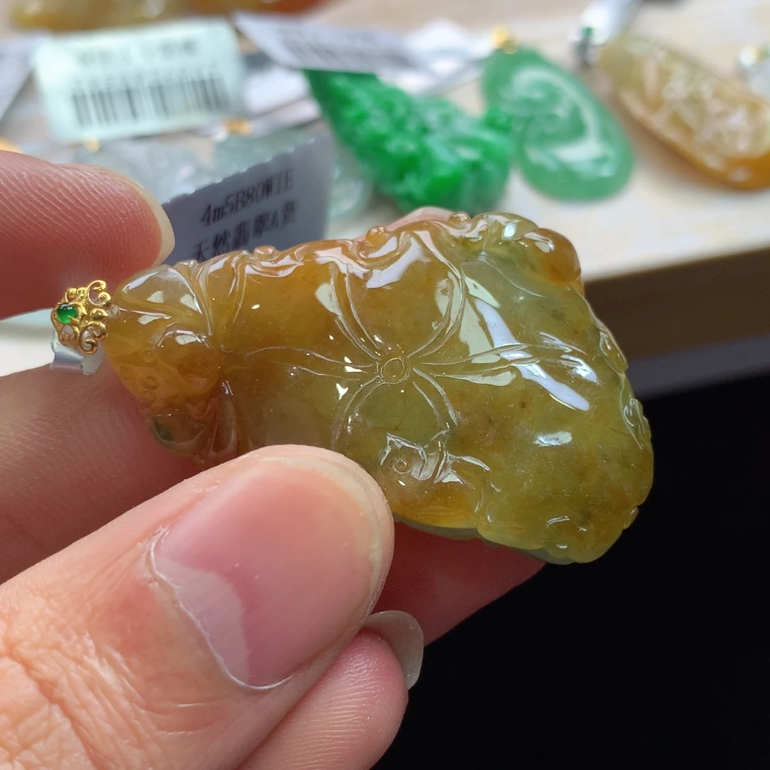颈饰18K金镶嵌翡翠吊坠