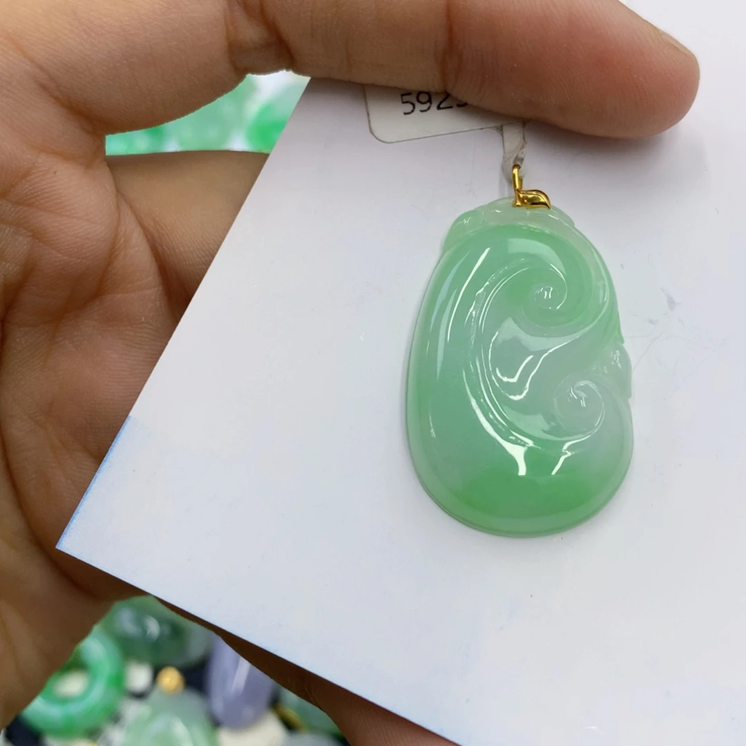 翡翠18K金镶嵌颈饰翡翠