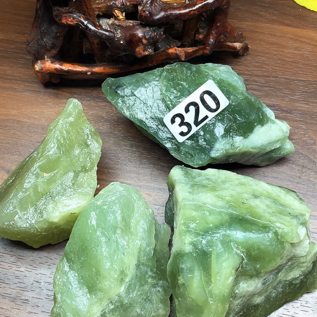 笑***微未镶嵌蛇纹石玉原石