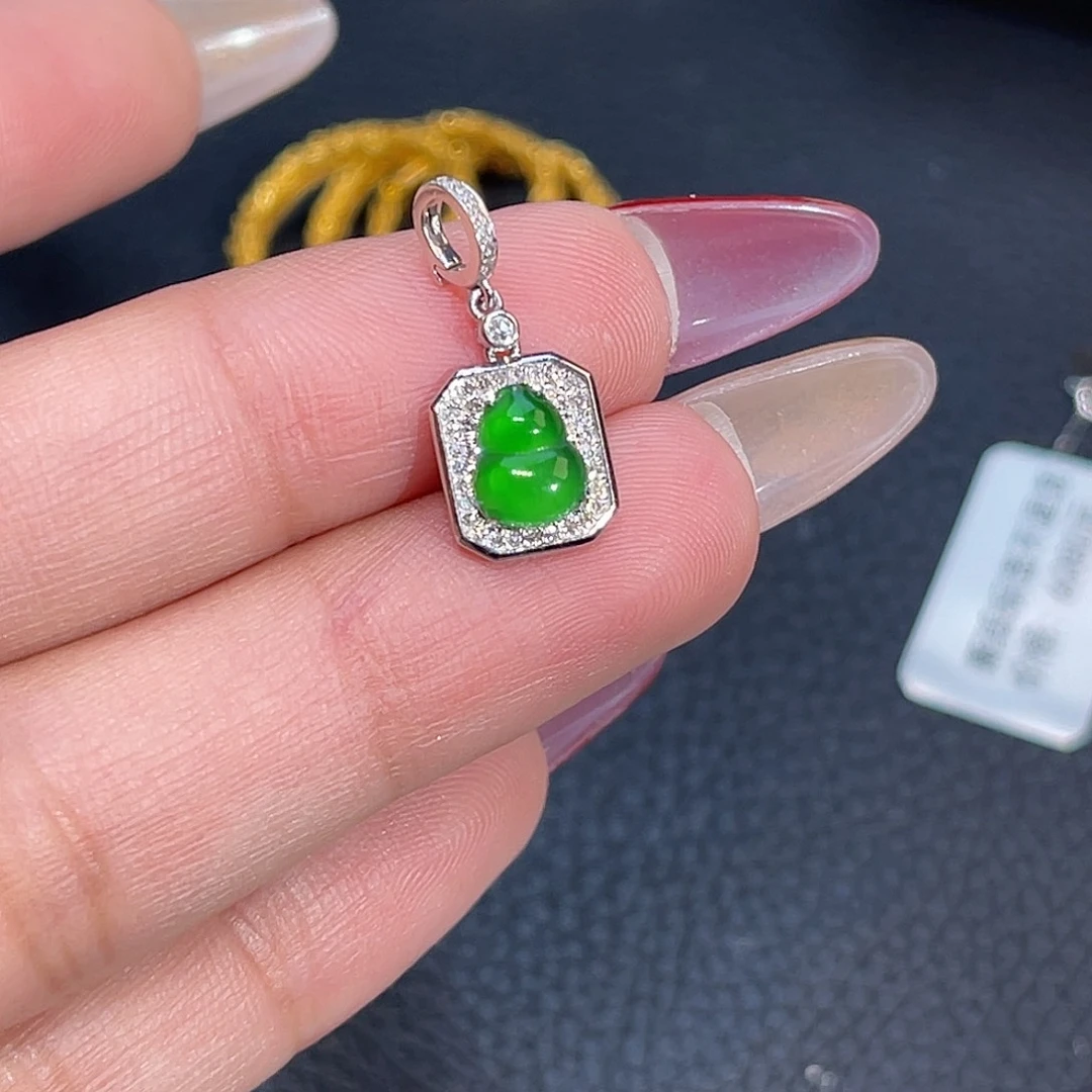 翡翠18K金镶嵌颈饰葫芦