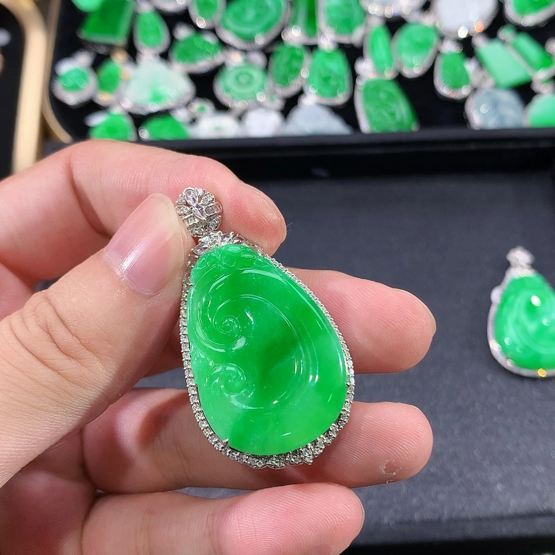 翡翠18K金镶嵌颈饰