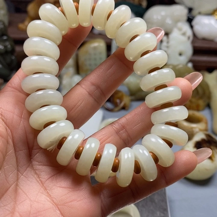 和田玉挂件未镶嵌谢****?