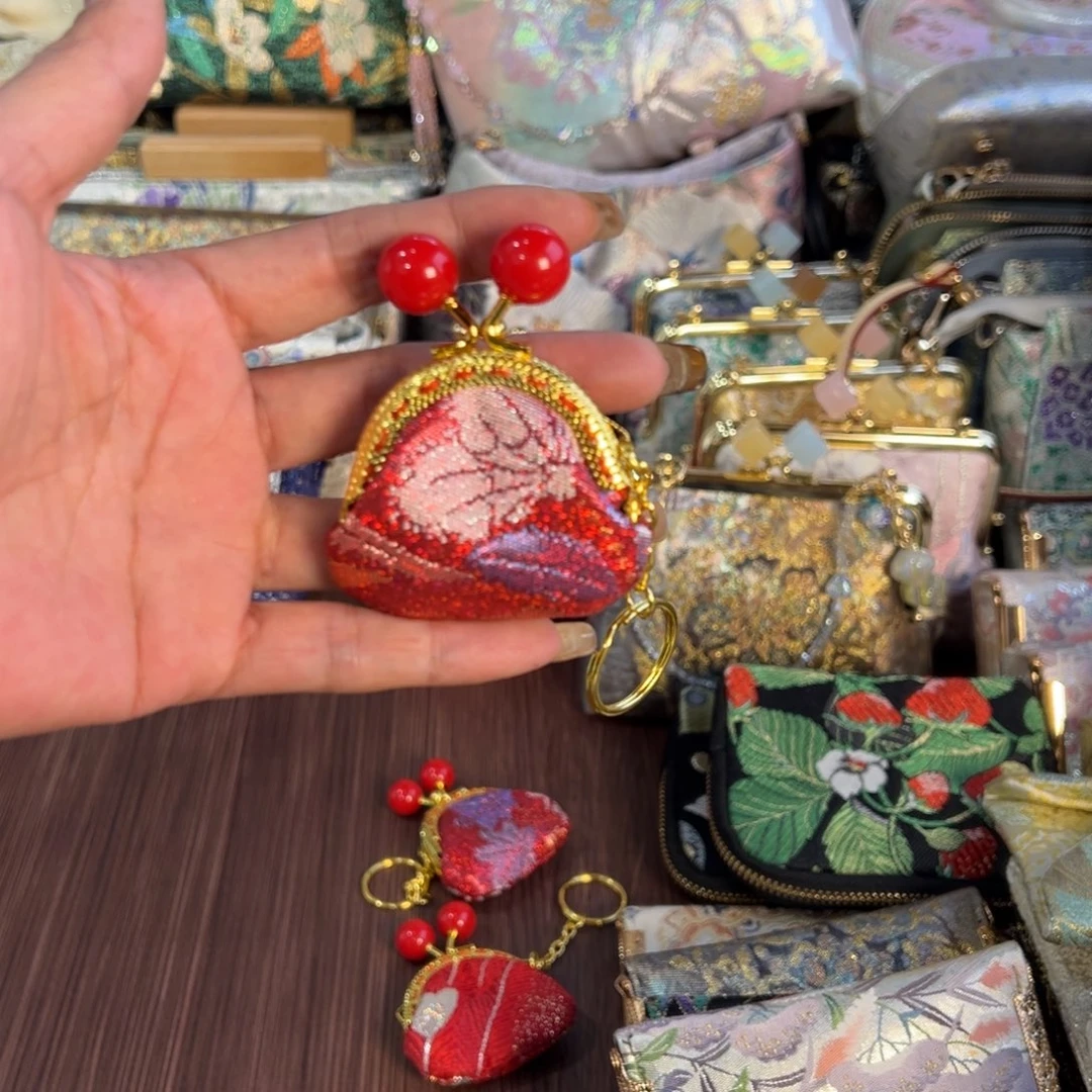 亿****蚕丝红色小可爱包