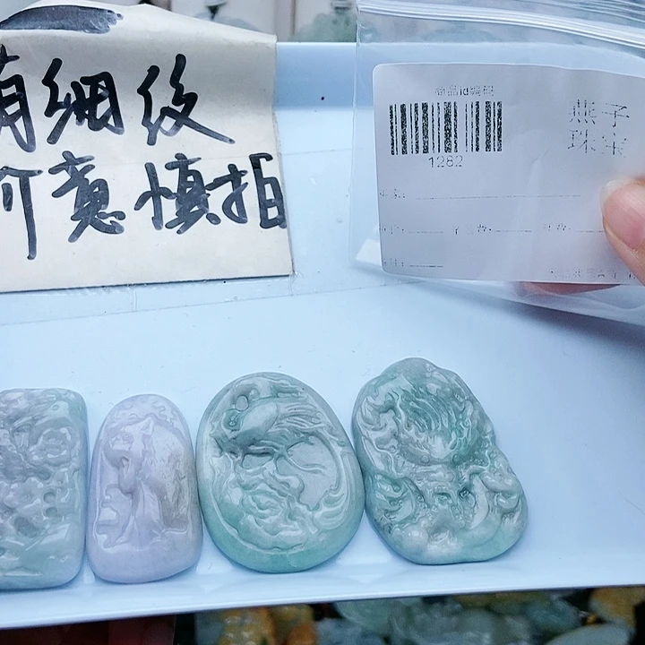 颈饰足铂镶嵌翡翠翡翠