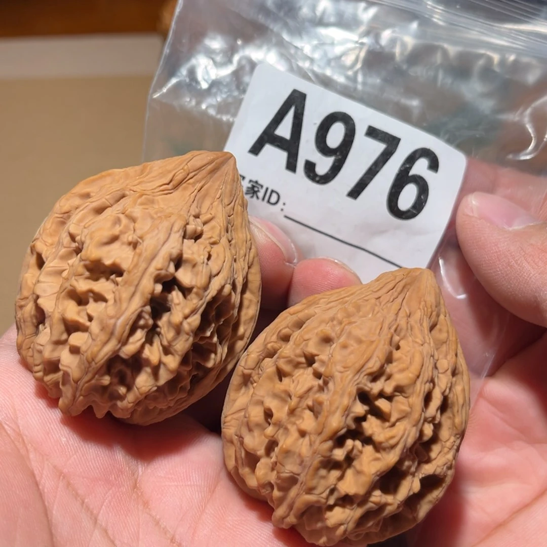 文玩核桃把件44大沽石有点磕尖