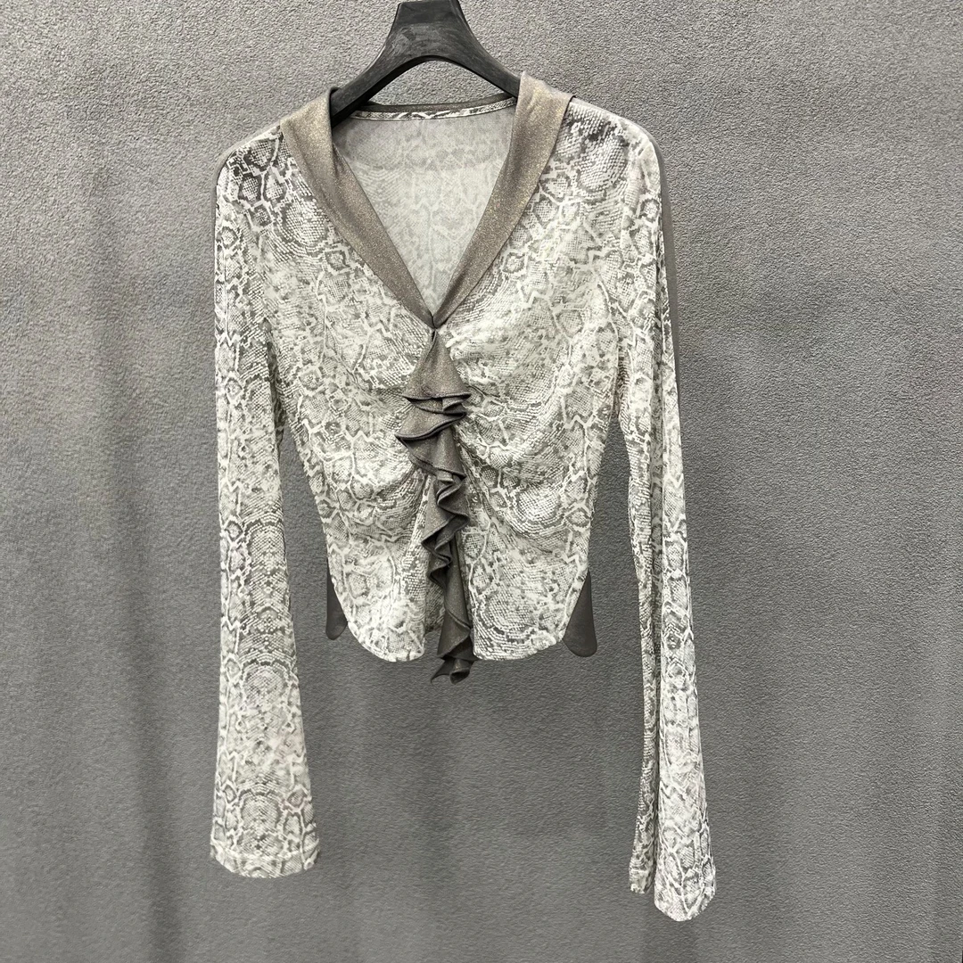 酷飒女孩专属！灰白蛇纹 V 领长袖上衣，个性十足