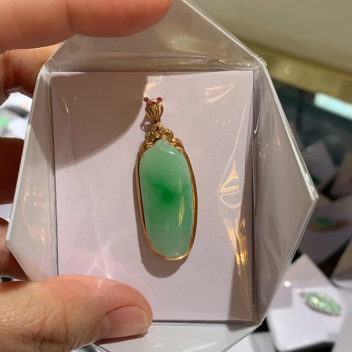 翡翠颈饰18K金镶嵌翡翠翡翠吊坠