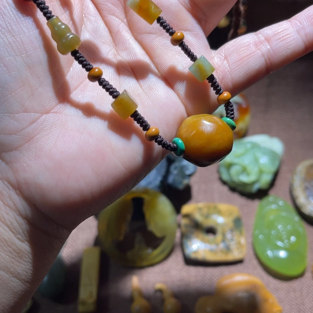 蛇纹石玉未镶嵌颈饰