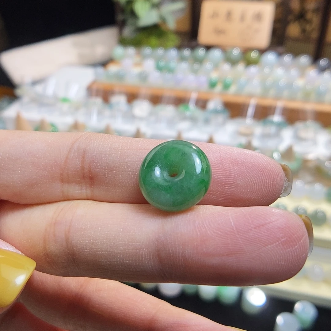 翡翠未镶嵌颈饰辣绿不退换