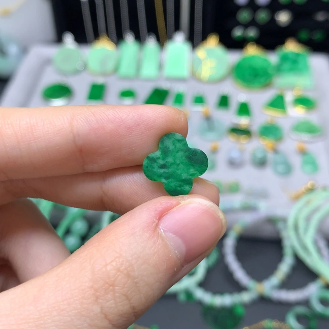 翡翠未镶嵌颈饰有纹裂