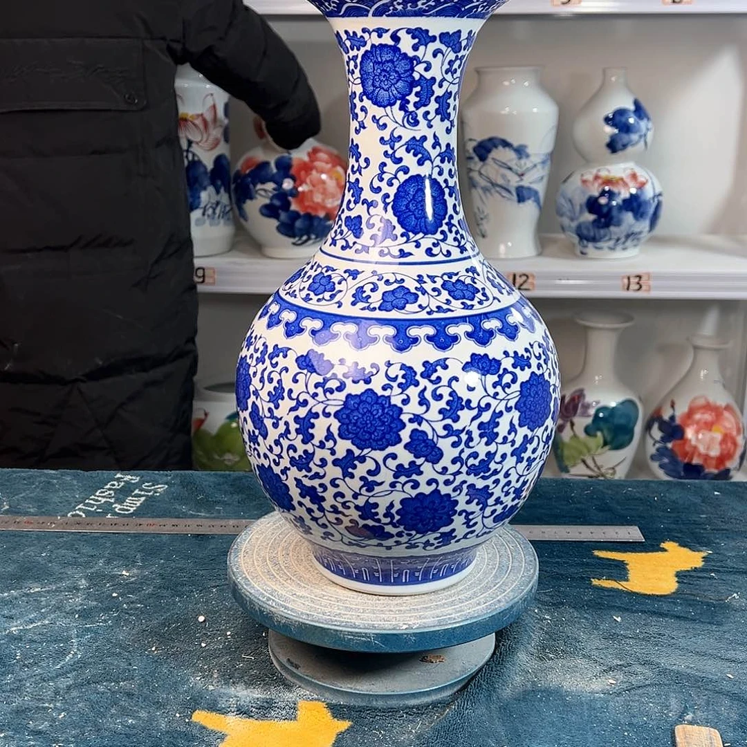 摆件景德镇陶瓷缠枝