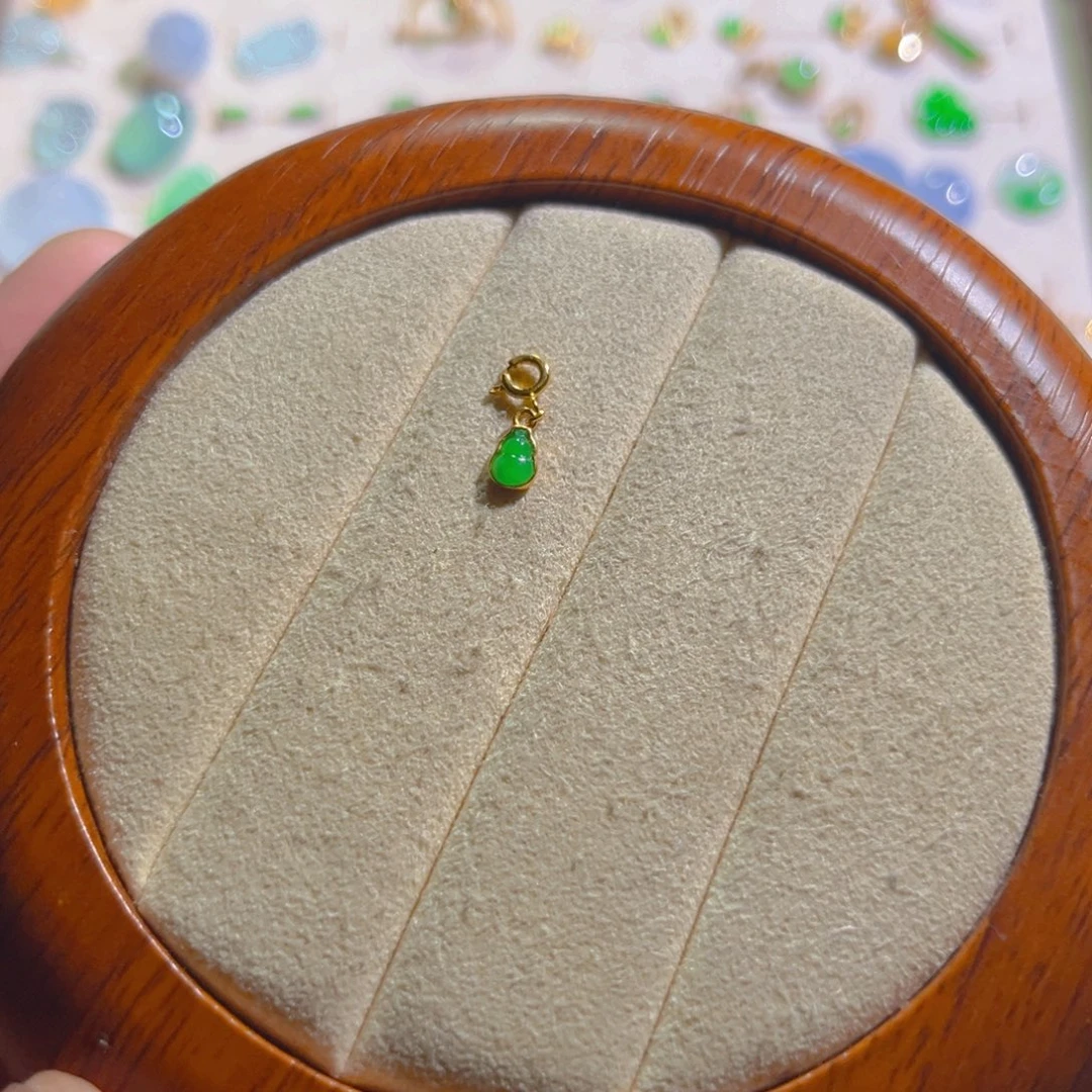 羊***泥翡翠18K金镶嵌戒指