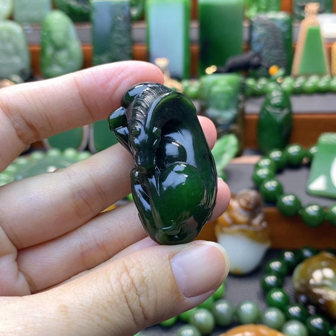 颈饰未镶嵌和田玉（碧玉）马到成功