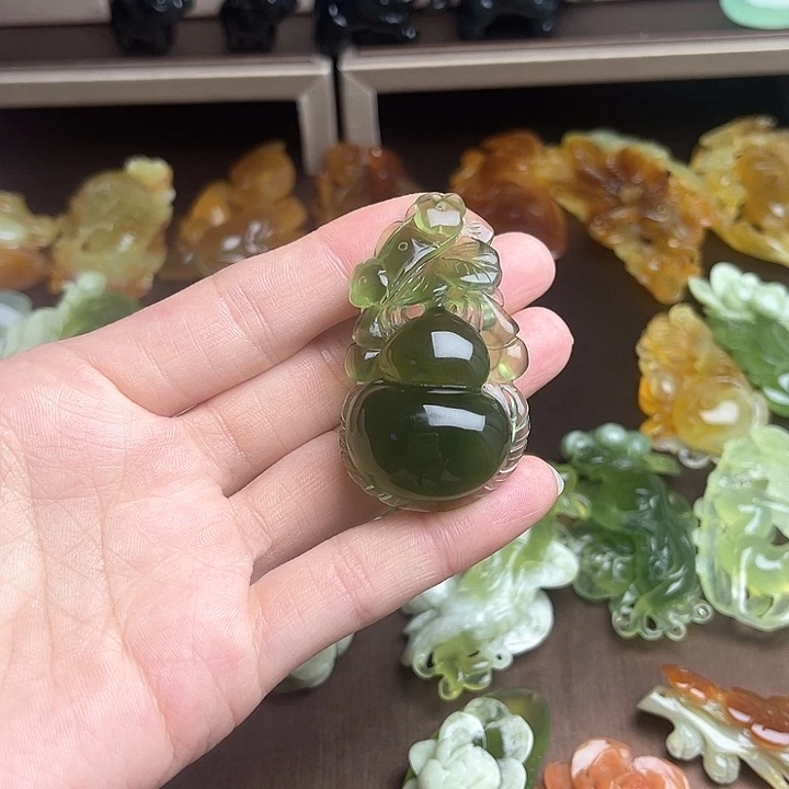 蛇纹石玉颈饰未镶嵌开****?