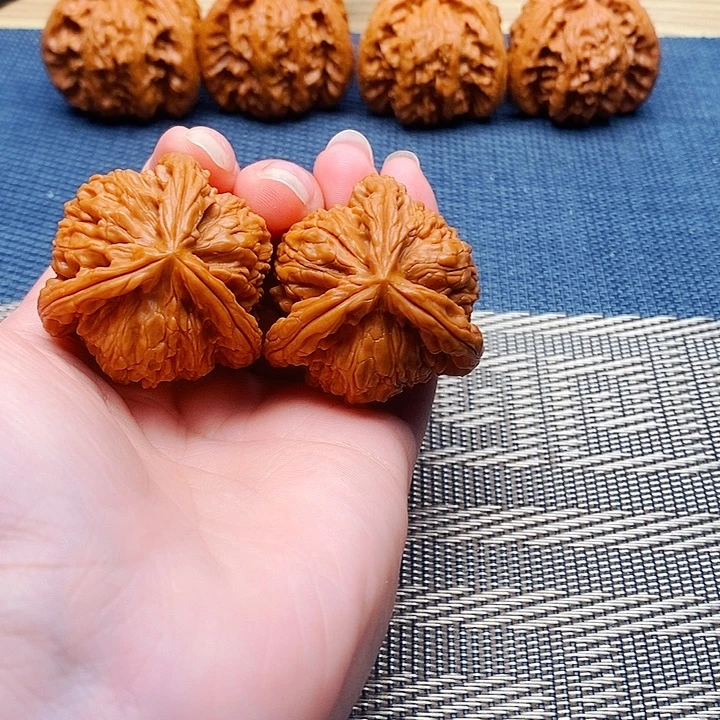 Q***.文玩核桃吊坠三棱