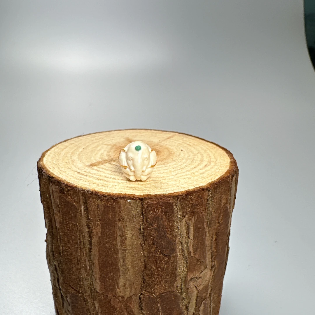 猛犸牙小吉象雕刻件