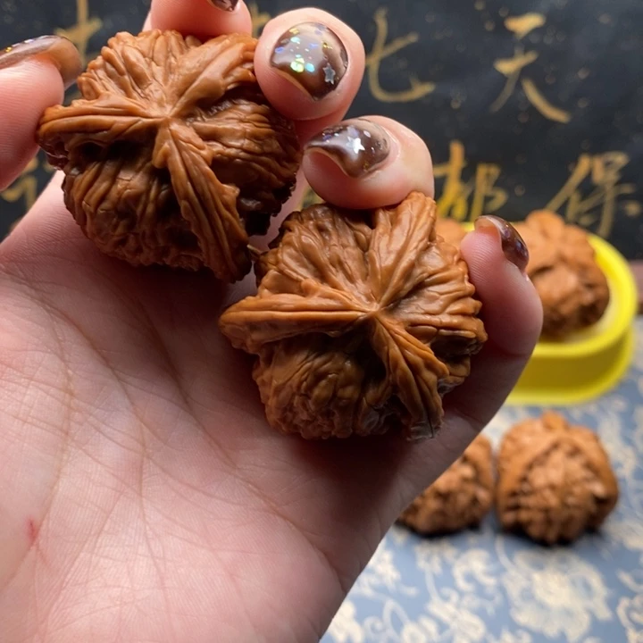 诺***言文玩核桃吊坠白狮子