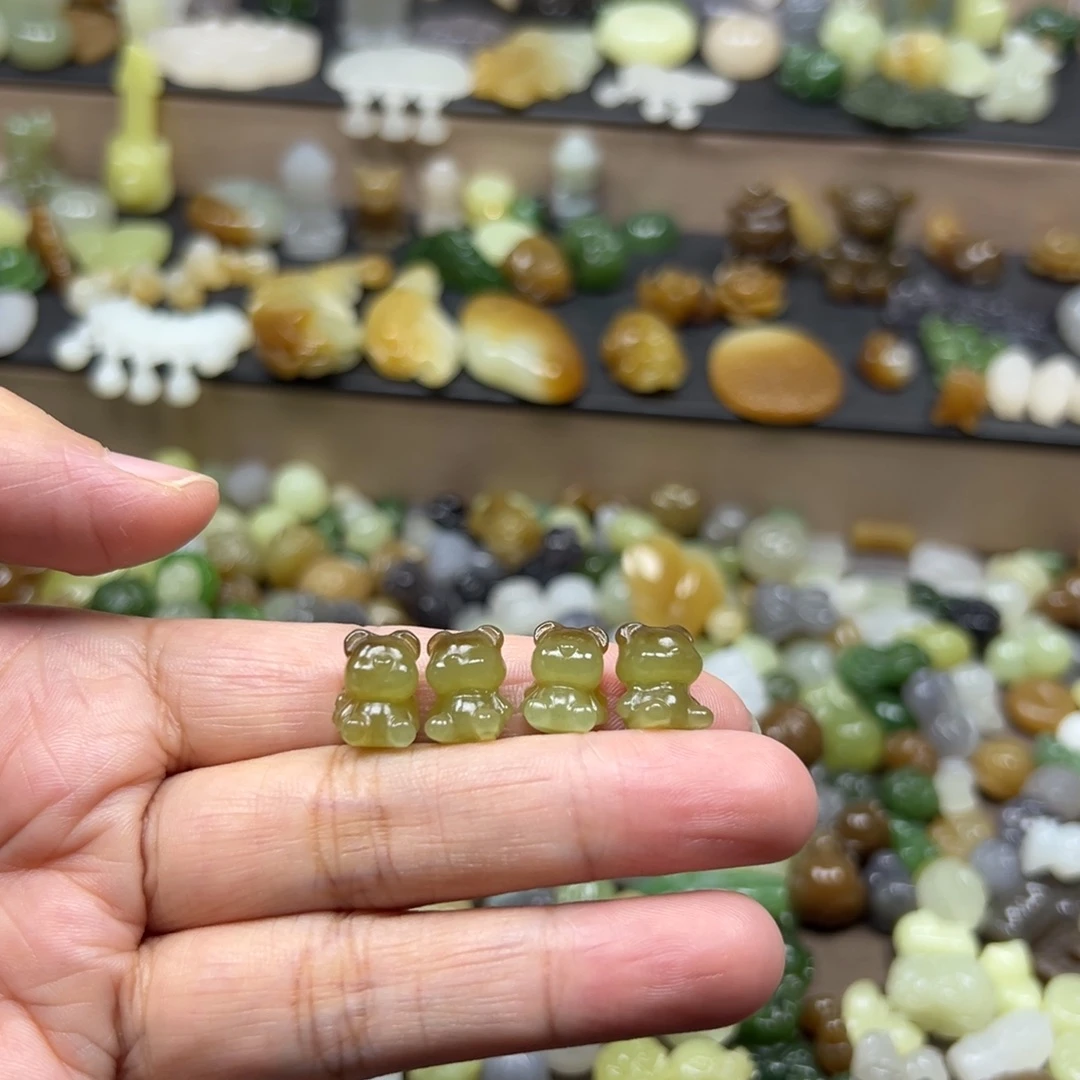 和田玉未镶嵌颈饰多样性发其一