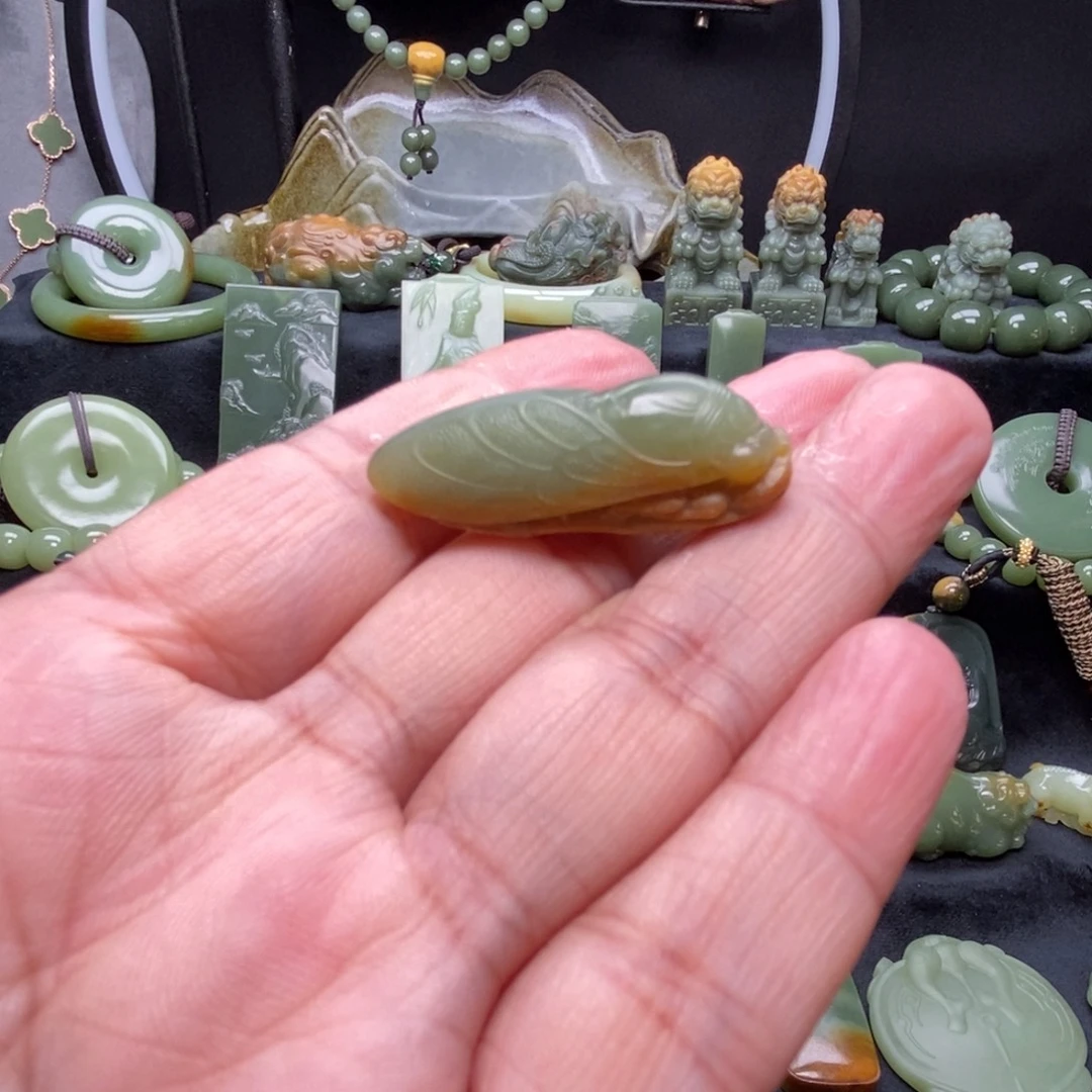 未镶嵌岫岩河磨玉（透闪石质玉）挂件