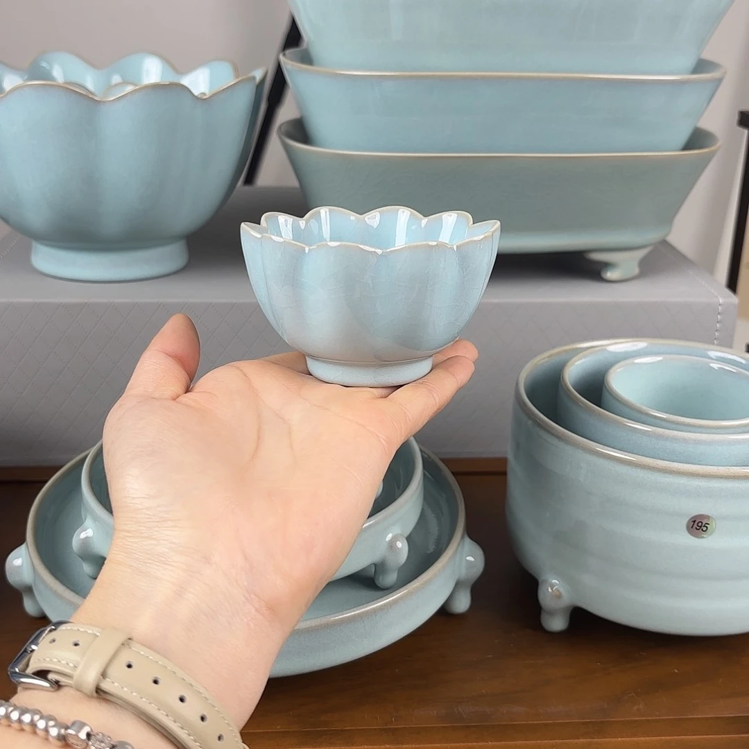 摆件天青釉小号莲花碗微瑕