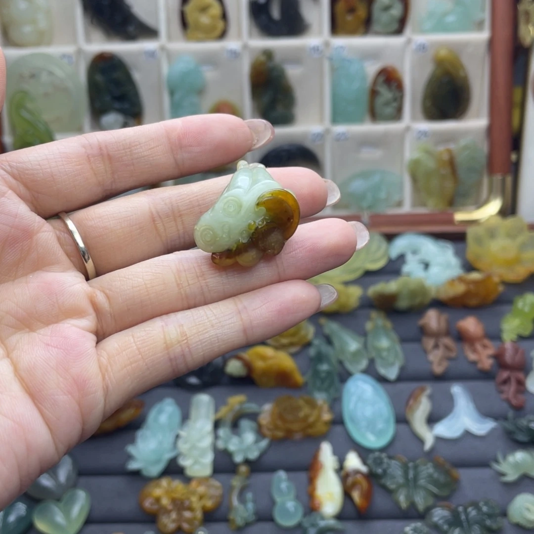 蛇纹石玉未镶嵌颈饰