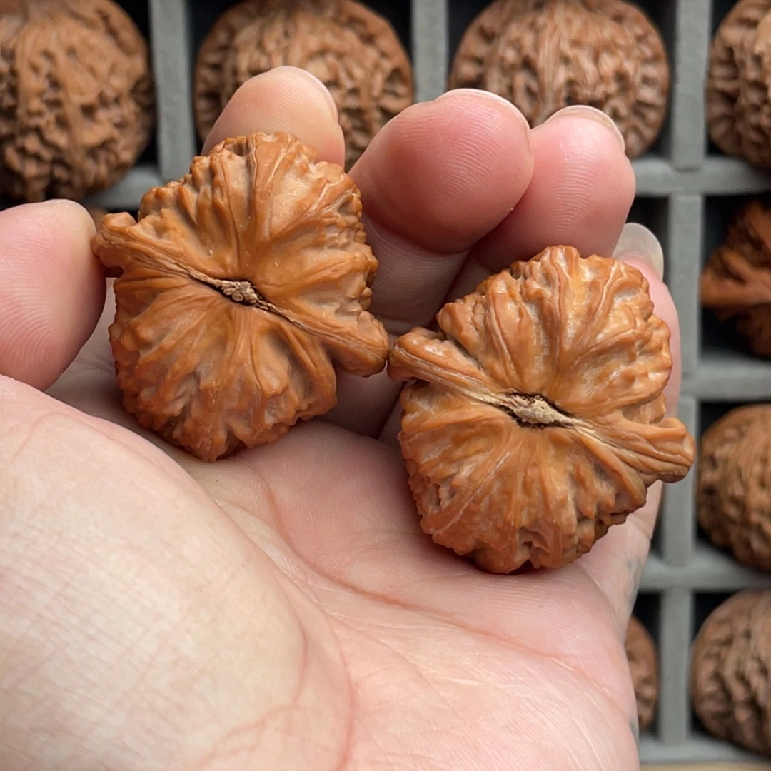 M***e核桃把件38无修山地三角白