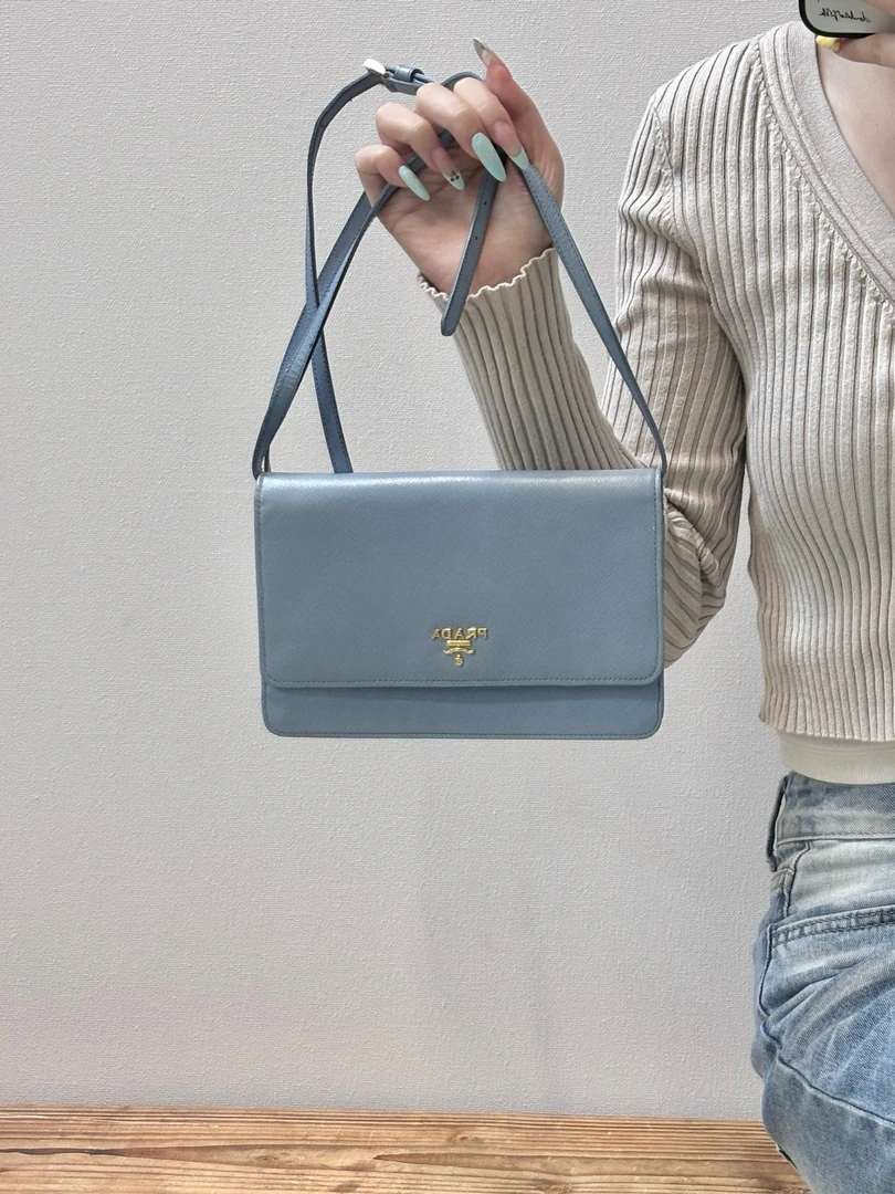 95新 Prada/普拉达 prada 天蓝色woc斜挎包(K)