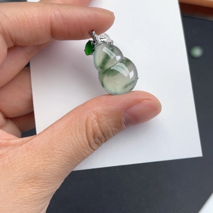 翡翠18K金镶嵌颈饰葫芦