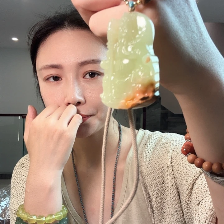 ****点未镶嵌蛇纹石玉颈饰