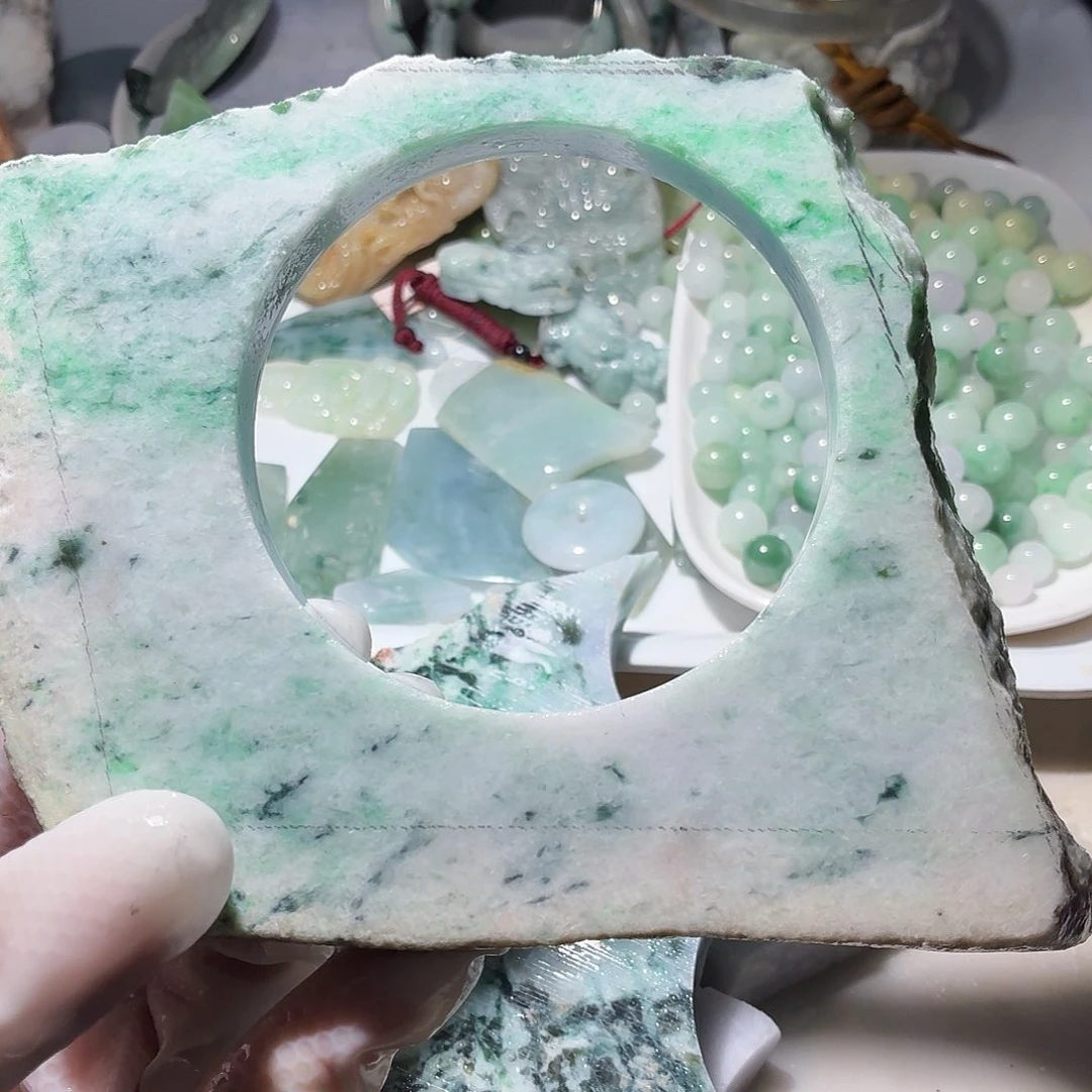 翡翠未镶嵌颈饰边角料